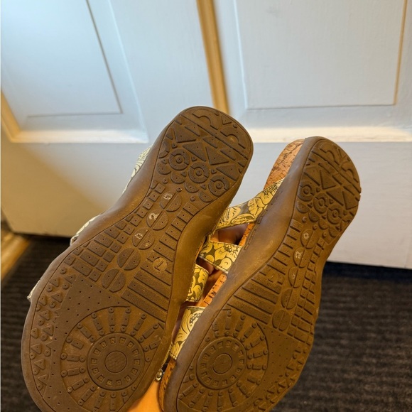 Women's Sandals with Paisley Design - Picture 5 of 5
